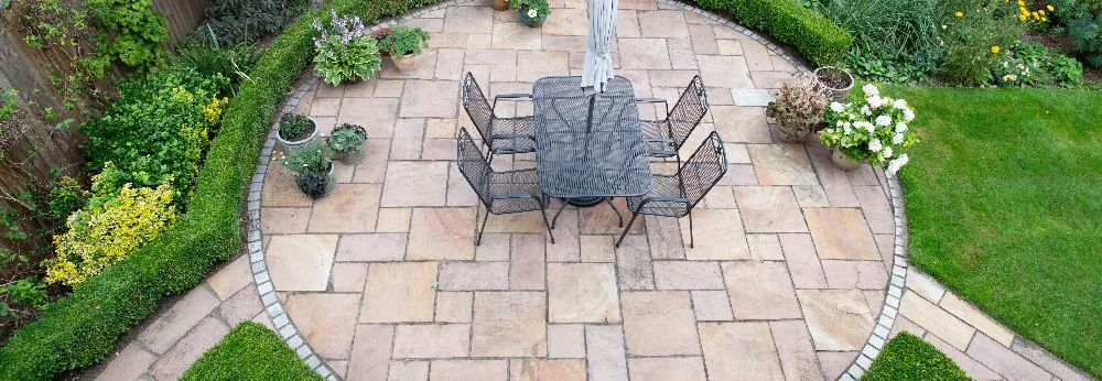 Gartenmöbel auf einer Terrasse